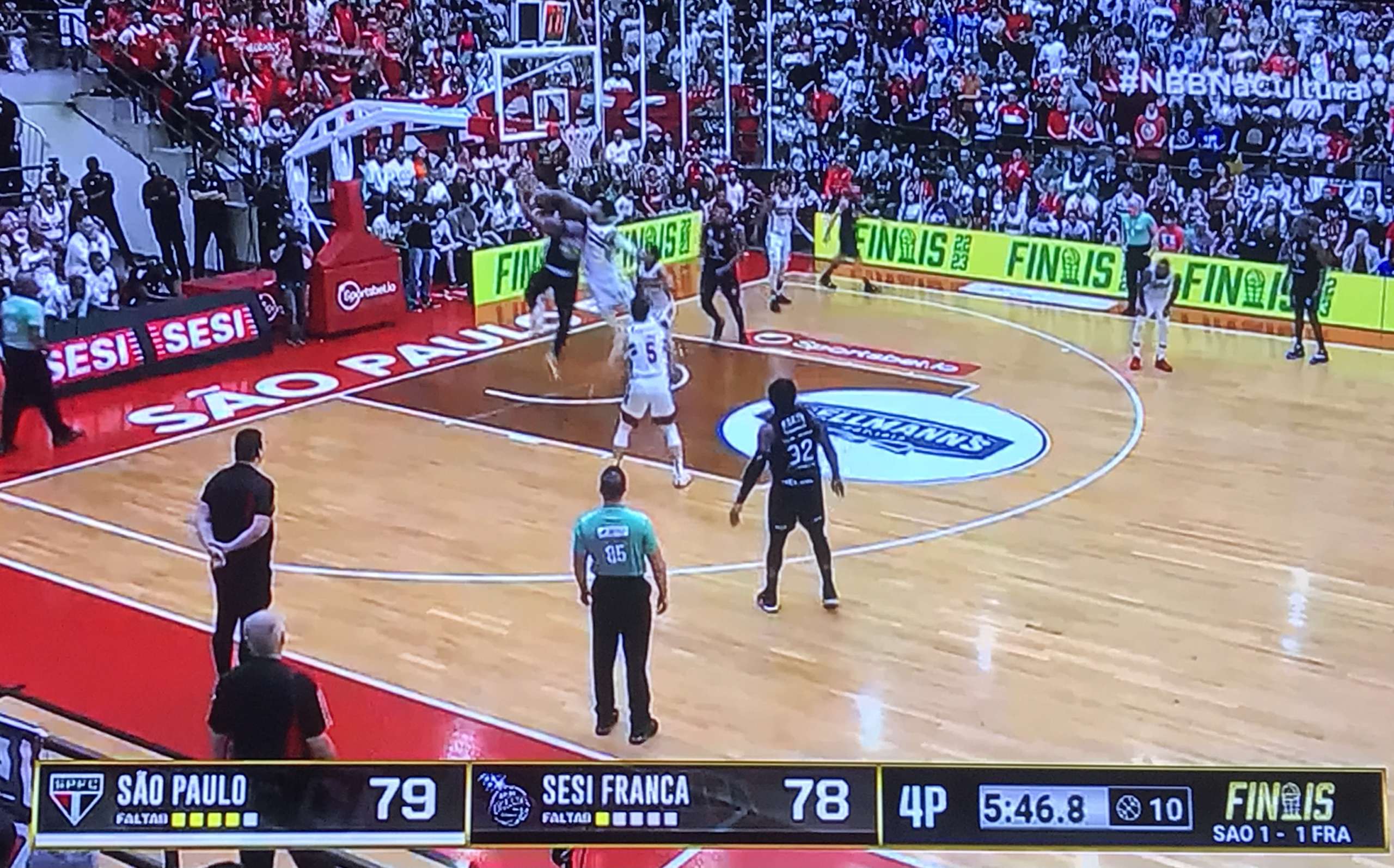 Retrato de homem negro de jogador de basquete e treino de quadra de  esportes ao ar livre e jogo em nova york eua feliz atleta profissional  masculino quadra de basquete e campo